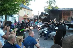 Grupė „Svaras 409”, publiką sukvietusi į gatvę, gerbėjų kitame koncerte lauks jau Alytaus arenoje (+TV REPORTAŽAS)