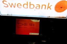 Ieškoma moteris, bankomate radusi ne savo pinigus