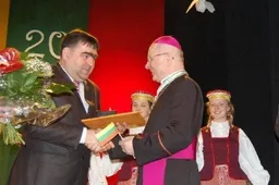 Lazdijuose Lietuvos Nepriklausomybės atkūrimo 20 -ečio dieną arkivyskupui S.Tamkevičiui įteiktos rajono garbės piliečio regalijos