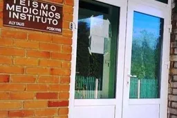 Mokyklos kūriką, kaip manoma, užgriuvo ir mirtinai prispaudė medienos rąstai