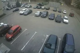 Ieškomas iš įvykio vietos prie Alytaus arenos pasišalinęs visureigis (VIDEO)