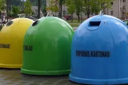 Atliekos iš spalvotų konteinerių  – į vieną šiukšliavežį?