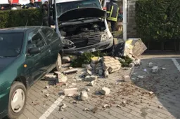 Keleivinio mersedeso kelionė Alytuje baigėsi laidojimo namų tvoroje (VIDEO)