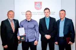 Alyš imtynių meistras iš Alytaus pagerbtas kūno kultūros ir sporto departamente