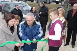 Užubaliuose sutvarkytą bendruomenės pastato stogą pašventino klebonas