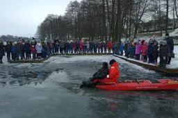 Elgtis ant ledo mokė ugniagesiai gelbėtojai