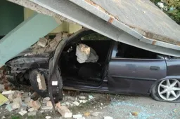 Nesuvaldė automobilio, padarė avariją, atsitrenkė į kelio atitvarus ir autobusų stotelę