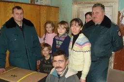 Dosnūs uniformuoti Kalėdų seneliai