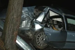 Nuo kelio nulėkusiame, nežinia kieno vairuotame „Volvo“ - sužalotas ugniagesys ir aštuoniolikmetė mergina (NUOTRAUKOS)