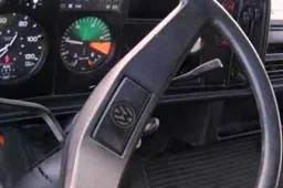 Kas vairavo medin atsitrenkusį automobilį – nežinia, keleivis – klinikose (ATNAUJINTA)