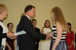 Diplomų įteikimo šventėje skambėjo mokyklinis valsas