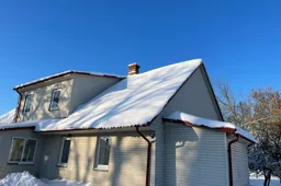 Sniegas ant stogų gali pridaryti žalos