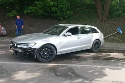 Girtas vairuotojas nuvažiavo nuo kelio ir atsitrenkė į atitvarus