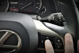 Girtas pareigūnas nuvažiavo nuo kelio