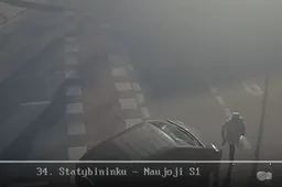 Matėte perėjoje moterį kliudžiusį automobilį?