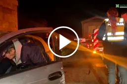 Kelyje netilpo namą vežęs sunkvežimis ir lengvasis automobilis