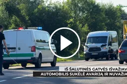 Iš šalutinės gatvės išvažiavęs automobilis sukėlė avariją ir pasišalino