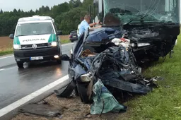 Kaktomušoje su keleiviniu autobusu žuvo automobilio vairuotojas, prie pat Alytaus susidūrė ir užsidegė du mikroautobusai