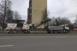 Naujojoje gatvėje kloja naują asfaltą