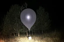 Perimtas latekso balionas – maždaug trijų metrų aukščio