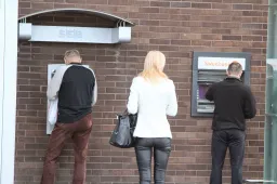 Bus daugiau bankomatų miestuose ir miesteliuose