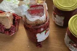 Cigaretes nuo Lietuvos muitininkų lenkas slėpė konservuose su burokėliais ir šviežiais kopūstais