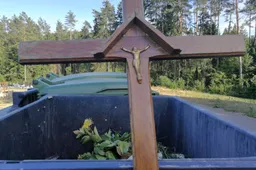 Kapų žvakės ar dirbtinės gėlės turi nebrangias ir tvarias alternatyvas