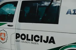 Girtas į Simną vairavęs vyras arešto išvengė – neteko transporto priemonės ir teisių