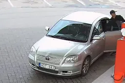 „Nemokamo“ kuro įsipylė į automobilį su vogtais numeriais