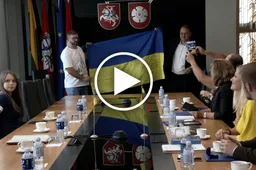 Ukrainiečiai iš susigiminiavusio miesto Alytui padovanojo vėliavą su karių autografais