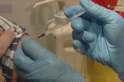 Vyriausybė už skiepijimąsi senjorams nori siūlyti po šimtinę prie pensijos