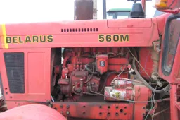 Neblaivus, be teisių traktorių vairavęs vyras apgadino sėjamąją ir cisterną