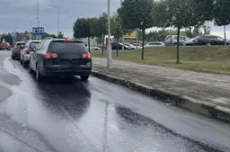 Paskutinę vasaros dieną driekėsi eilės prie degalinių