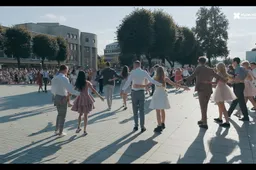 Abiturientai valso ritmu sukosi Rotušės aikštėje