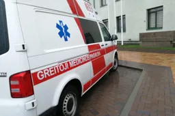 Sodyboje rastas vyras, šalia jo – pistoletas