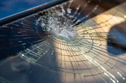 Ekspertai atsako: kada reikalingas automobilių stiklų keitimas, o kokiais atvejais užtenka remonto?