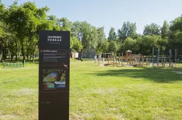 Jaunimo parke pradedami demontuoti vaikų žaidimų įrenginiai