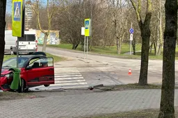 Alytuje girto vyro vairuojamas mersedesas taranavo futbolininko automobilį