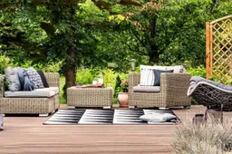 Lauko baldai: pirkti komplektą ar viską derinti atskirai?