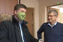 Verslininkas išdalijo kelis šimtus daugkartinio naudojimo kaukių