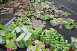 Miroslavo sankryžoje - vėl avarija: apvirto „Tymbark“ sultis vežęs DAF