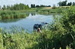 Girtas vairuotojas įvažiavo į tvenkinį