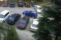 „Subaru“ apgadinusi „golfuko“ vairuotoja iš eismo įvykio vietos išvažiavo