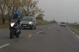 „Audi“ kliudė elektros stulpą, VW – priešpriešiais atvažiuojantį motociklą