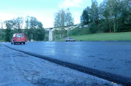 Asfaltuojama automobilių stovėjimo aikštelė Dainų slėnyje