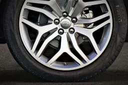 Suvažinėjo ant kelio gulėjusį vyrą