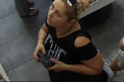 Ieškoma dekoratyvine kosmetika parduotuvėje besidomėjusi moteris