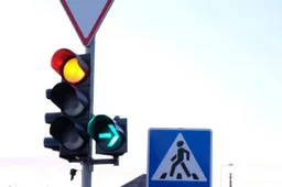 Nuo šeštadienio prie dalies šviesoforų Alytuje nebeliks lentelių su žalia rodykle