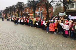 Likiškėlių progimnazija surengė masines eitynes ir piketą „Išsaugokime mokyklą“, tai parėmė ir daugiau švietimo įstaigų