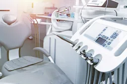 Dantų implantai – nuostabiai šypsenai. Pasakoja odontologas Tomas